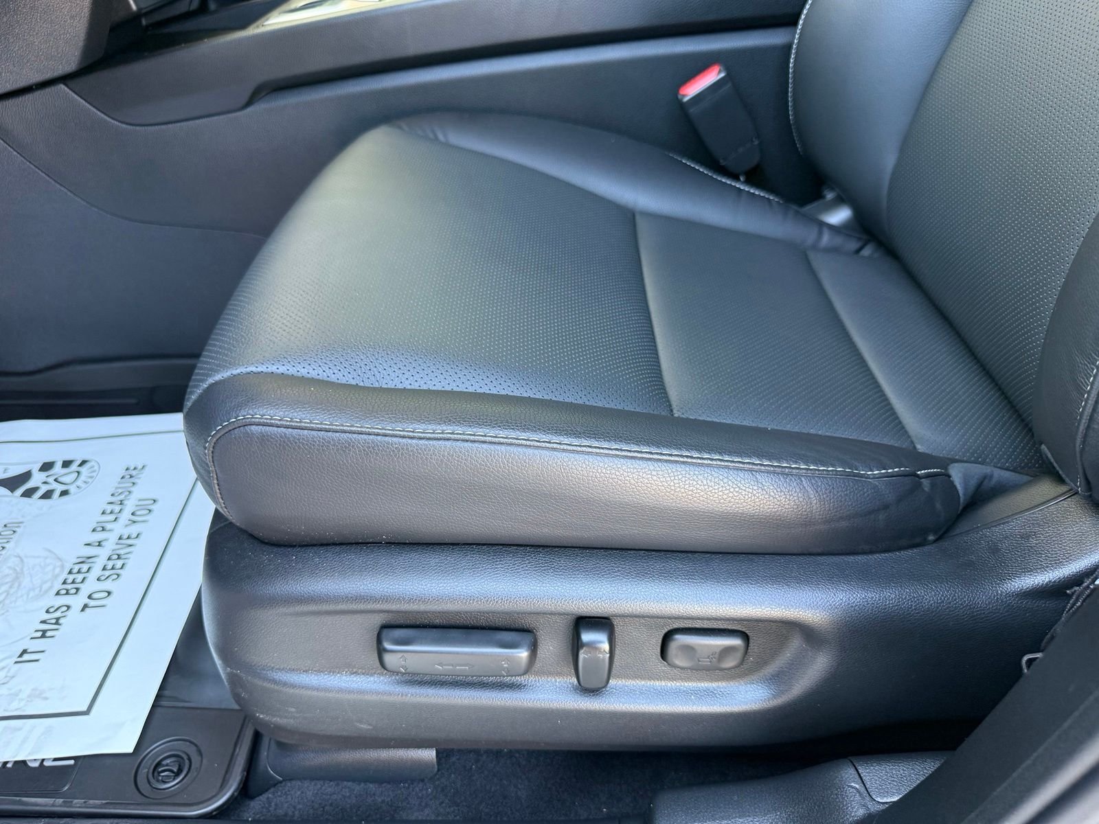 Certified Used 2025 Solar Silver Metallic Honda AWD RTL image 32