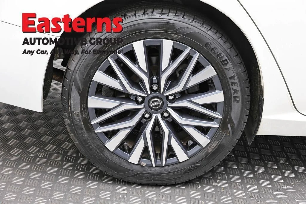 Used 2025 White Nissan 2.5 SV image 32