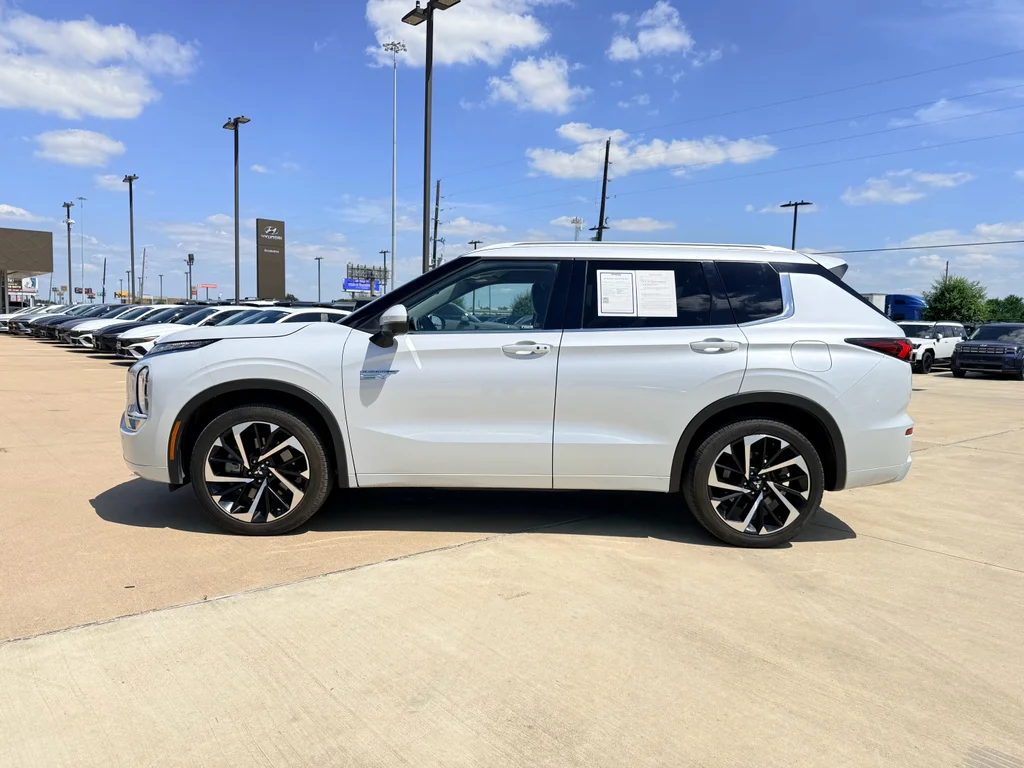 Used 2024 White Diamond Mitsubishi SEL image 9