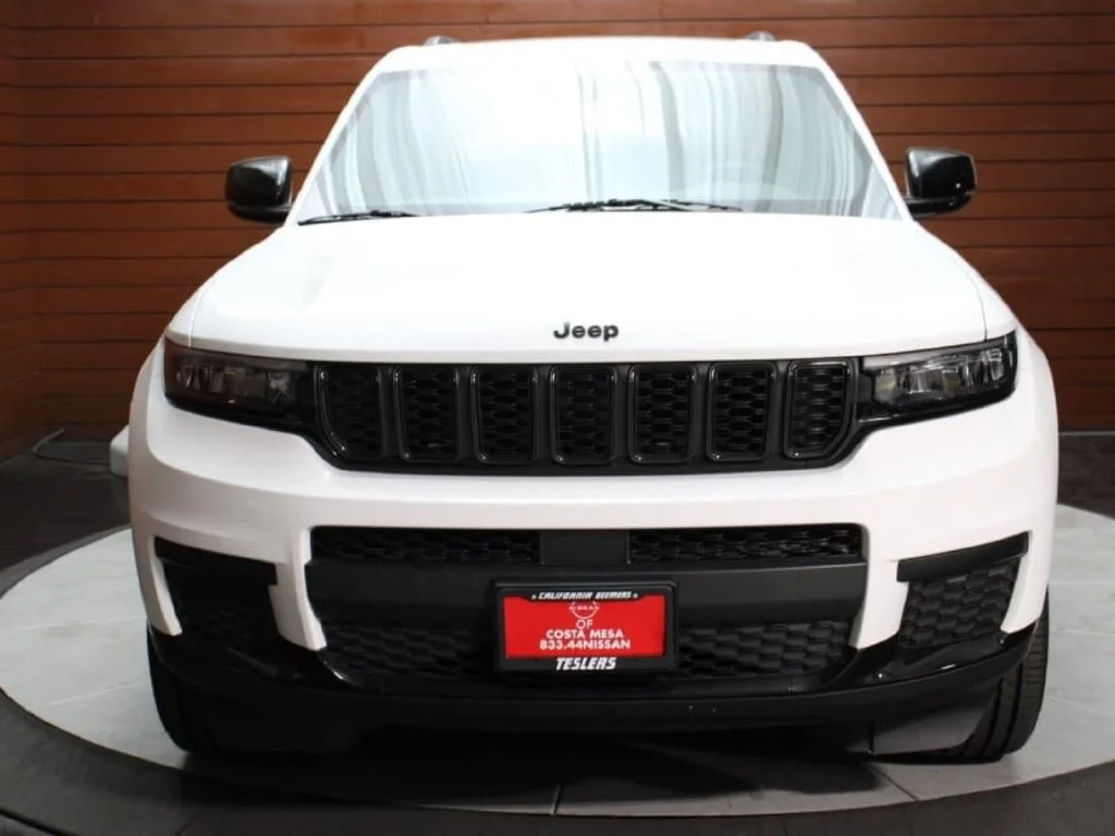 Used 2023 Bright White Clearcoat Jeep Altitude image 28