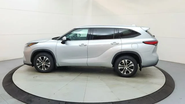 Used 2021 Silver Toyota XLE image 6