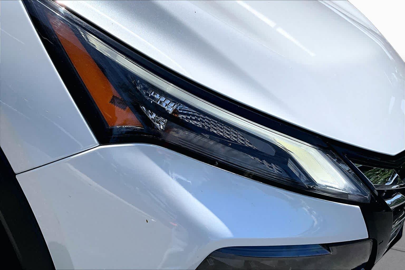 Used 2025 Everest White Pearl Nissan SV image 28