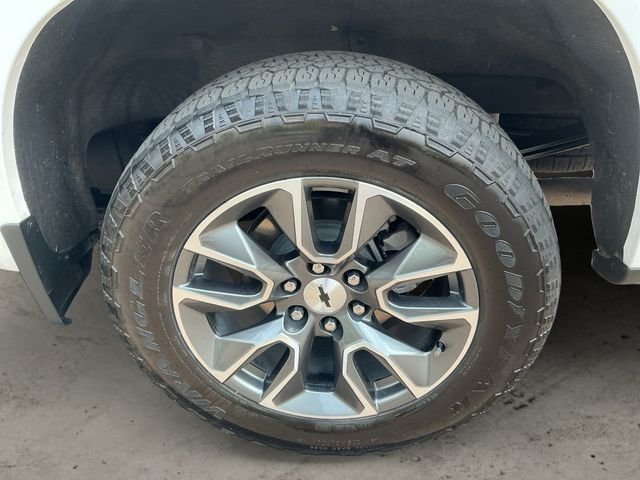 Used 2025 White Chevrolet RST image 9