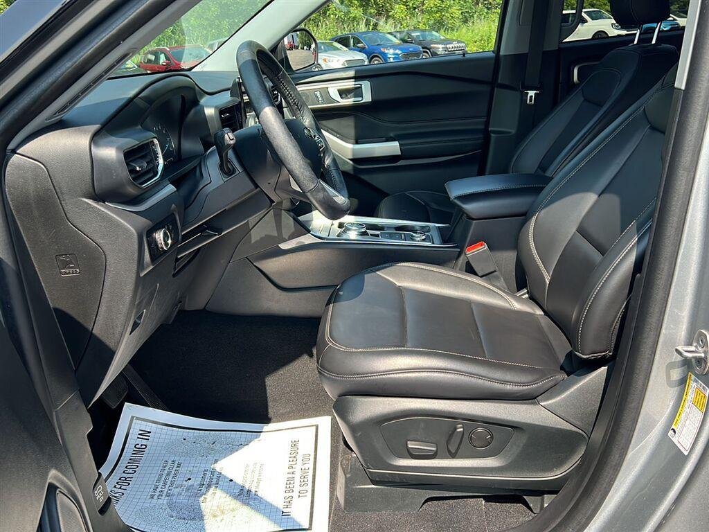 Used 2023 Iconic Silver Ford XLT image 4