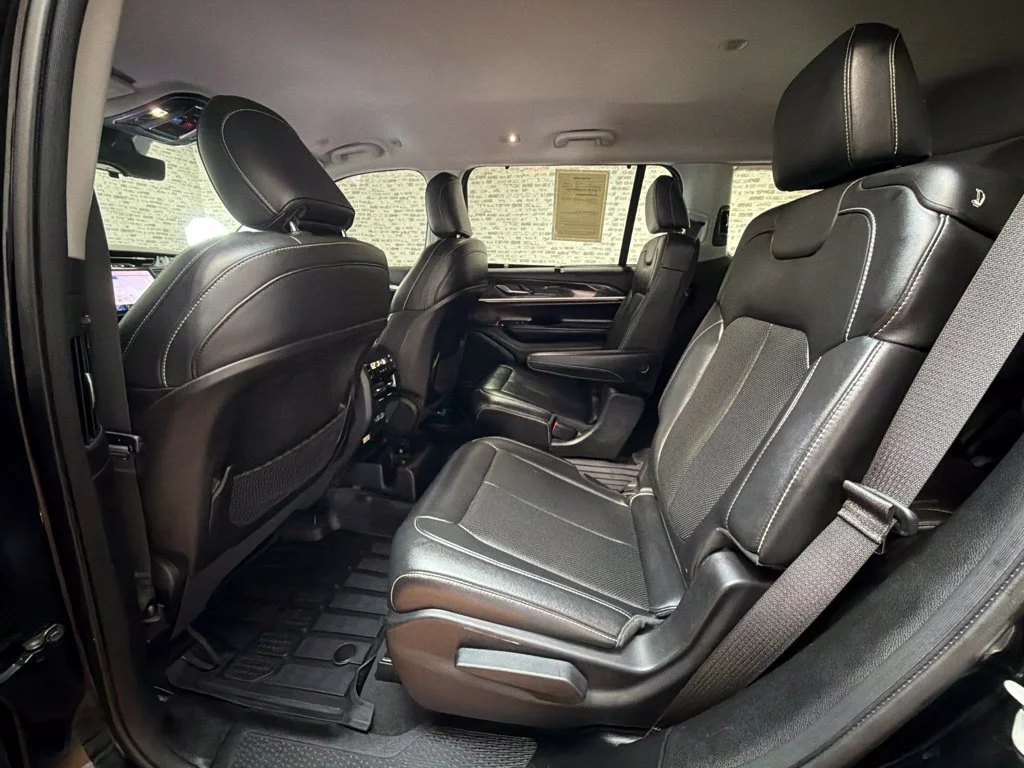 Used 2023 Diamond Black Crystal Pearlcoat Jeep Limited image 15
