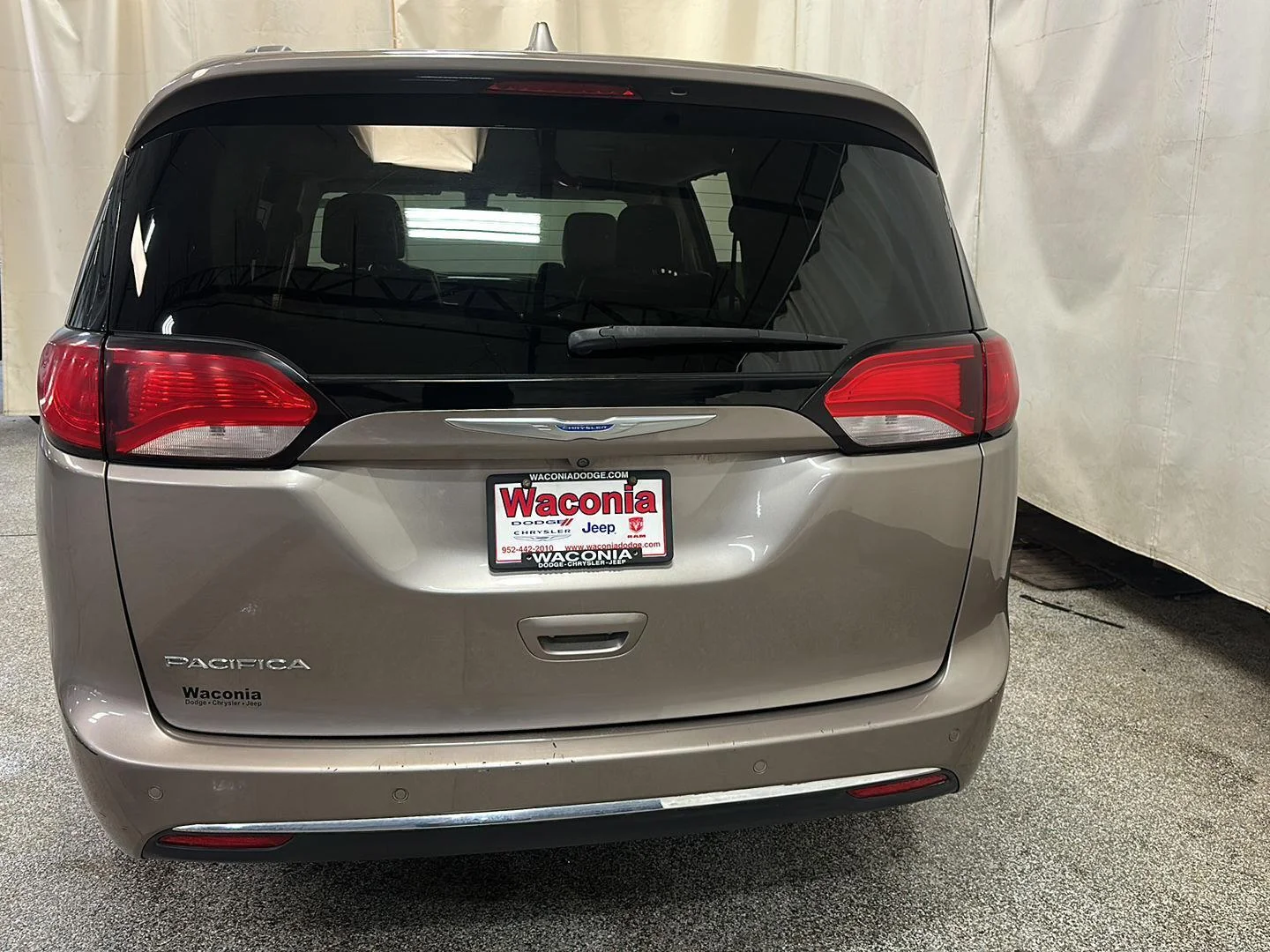 Used 2018 Molten Silver Chrysler Touring L Plus image 4