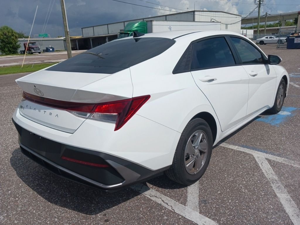Used 2025 White Hyundai SE image 3