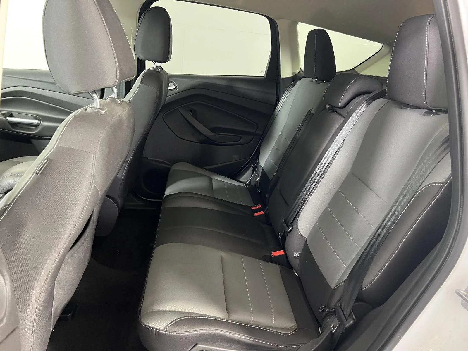 Used 2016 Wh Ford SE image 18