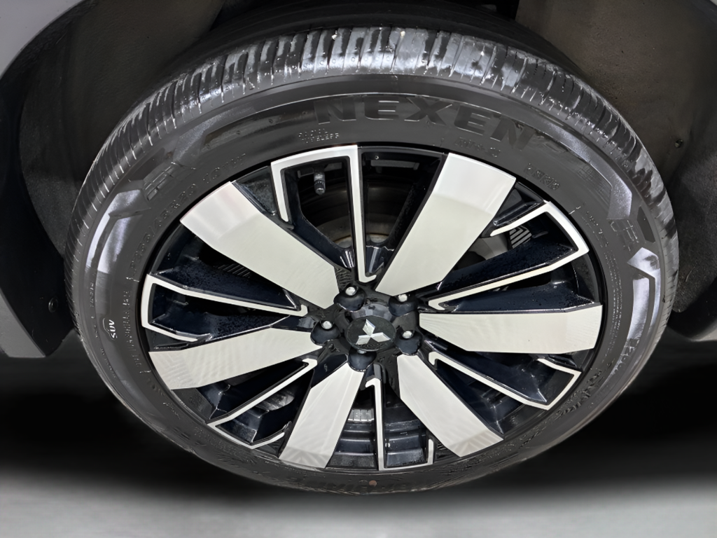 Used 2025  Mitsubishi SE image 40