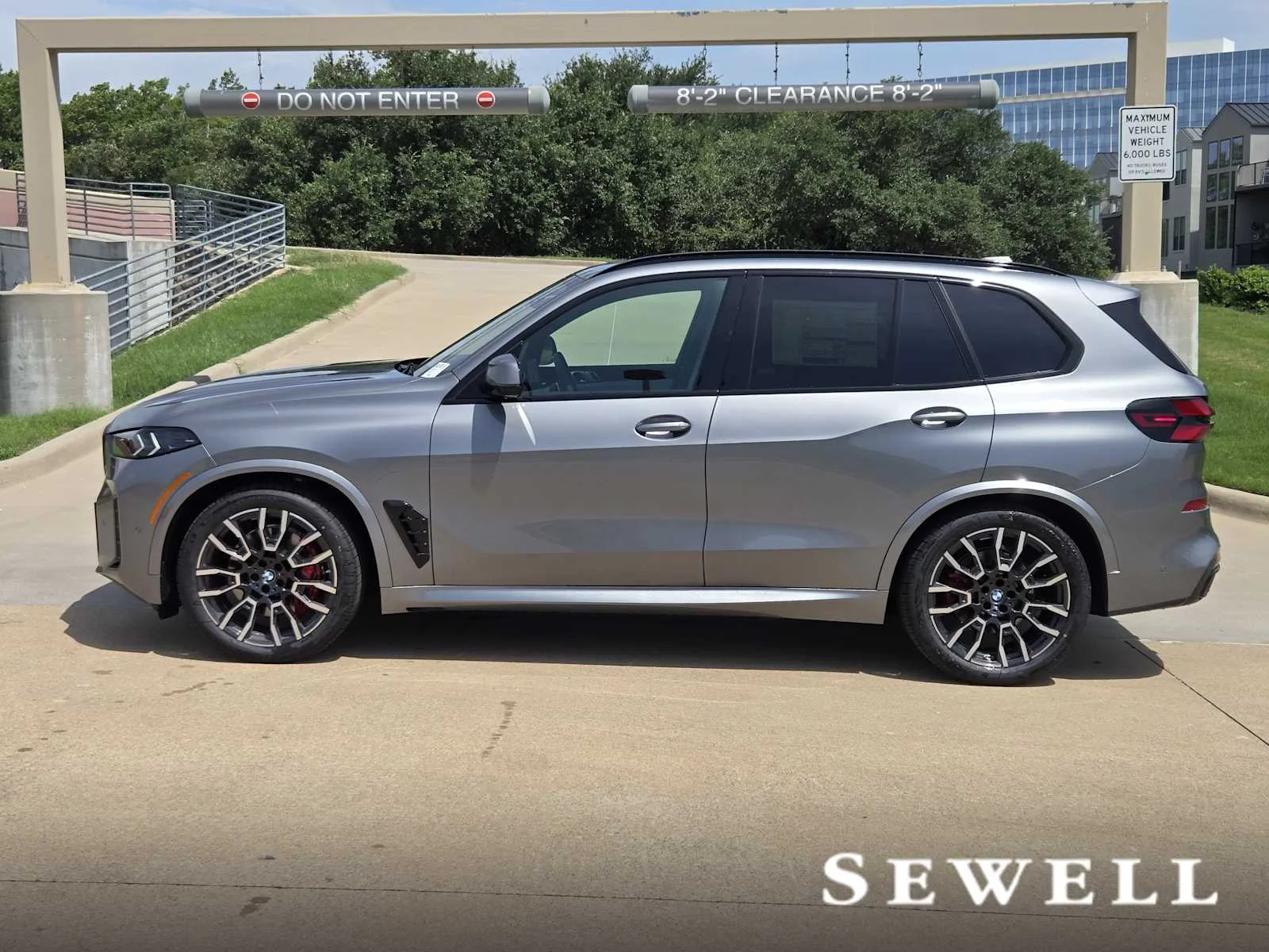 New 2026 Skyscraper Grey Metallic BMW xDrive40i image 2