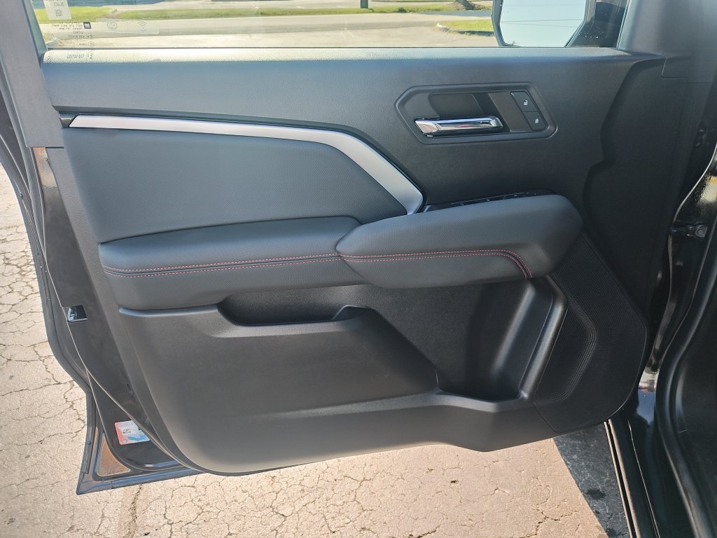 Used 2023 Black Chevrolet Z71 image 12