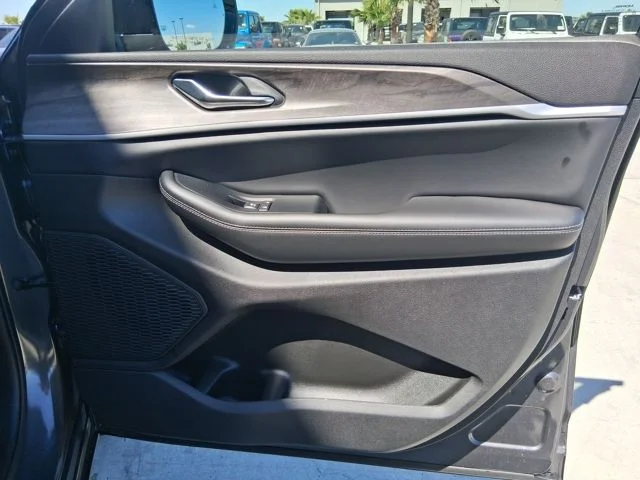 New 2026 Baltic Gray Metallic Clear-Coat Exterior Paint Jeep Altitude image 24