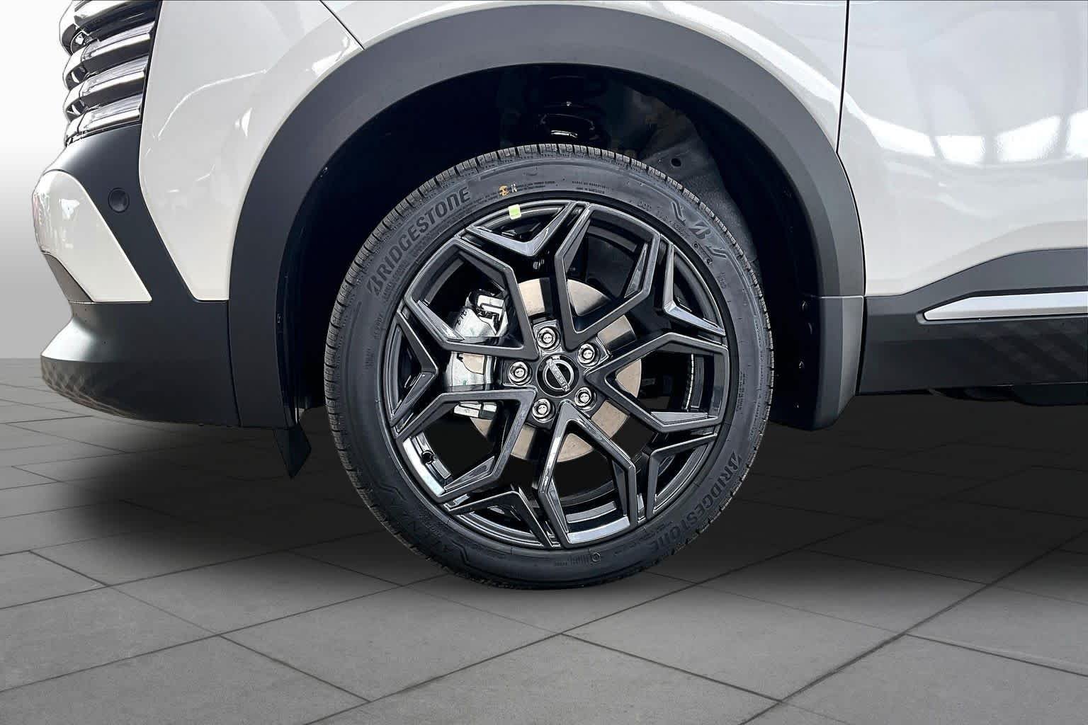 New 2026 Aspen White TriCoat / Super Black Two-tone Nissan SR image 9