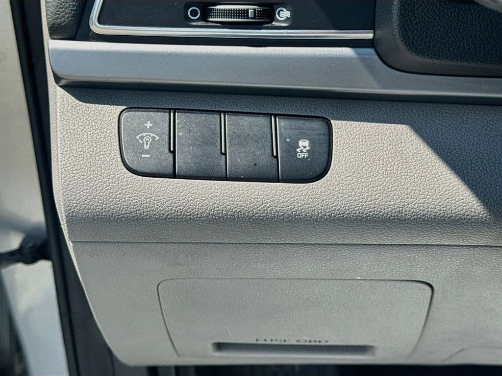Used 2017 Silver Hyundai SE image 10