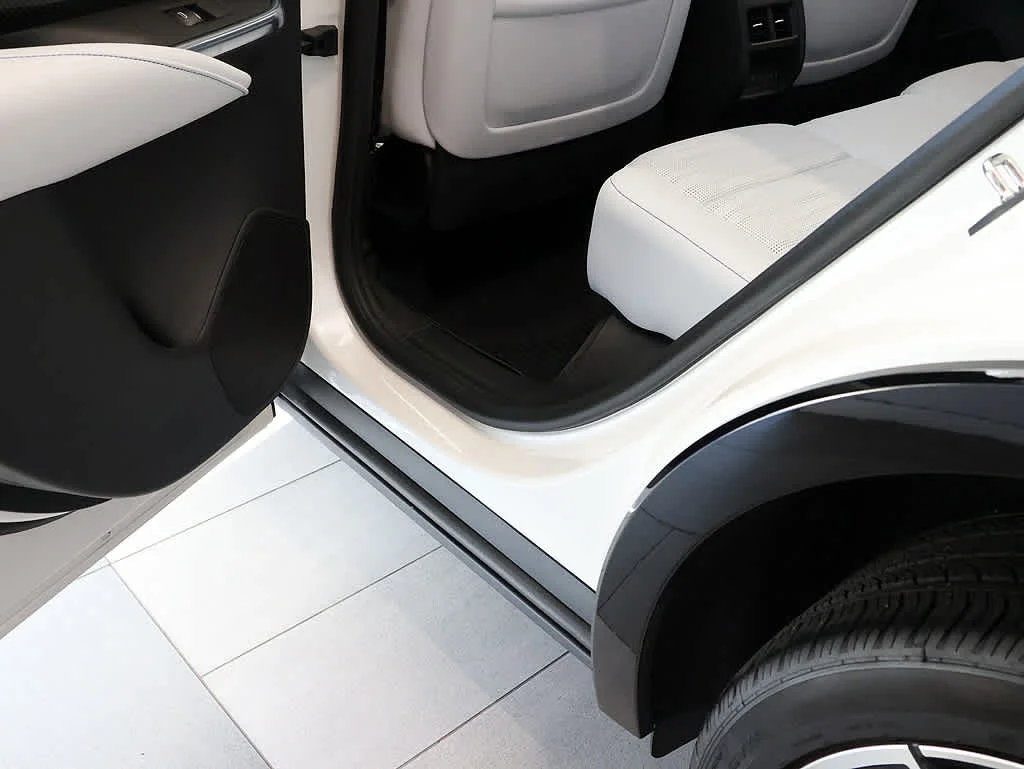 Certified Used 2024 Crystal White Tricoat Cadillac Sport image 26