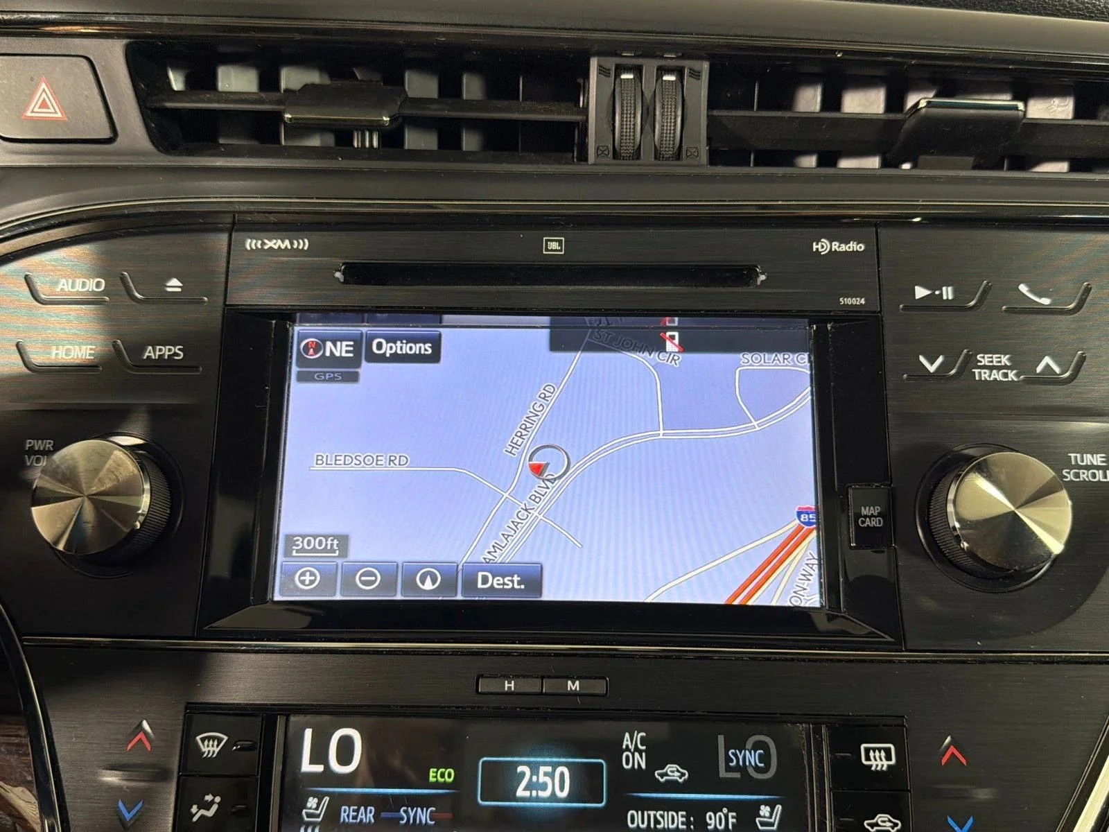 Used 2015 White Toyota XLE Touring image 3