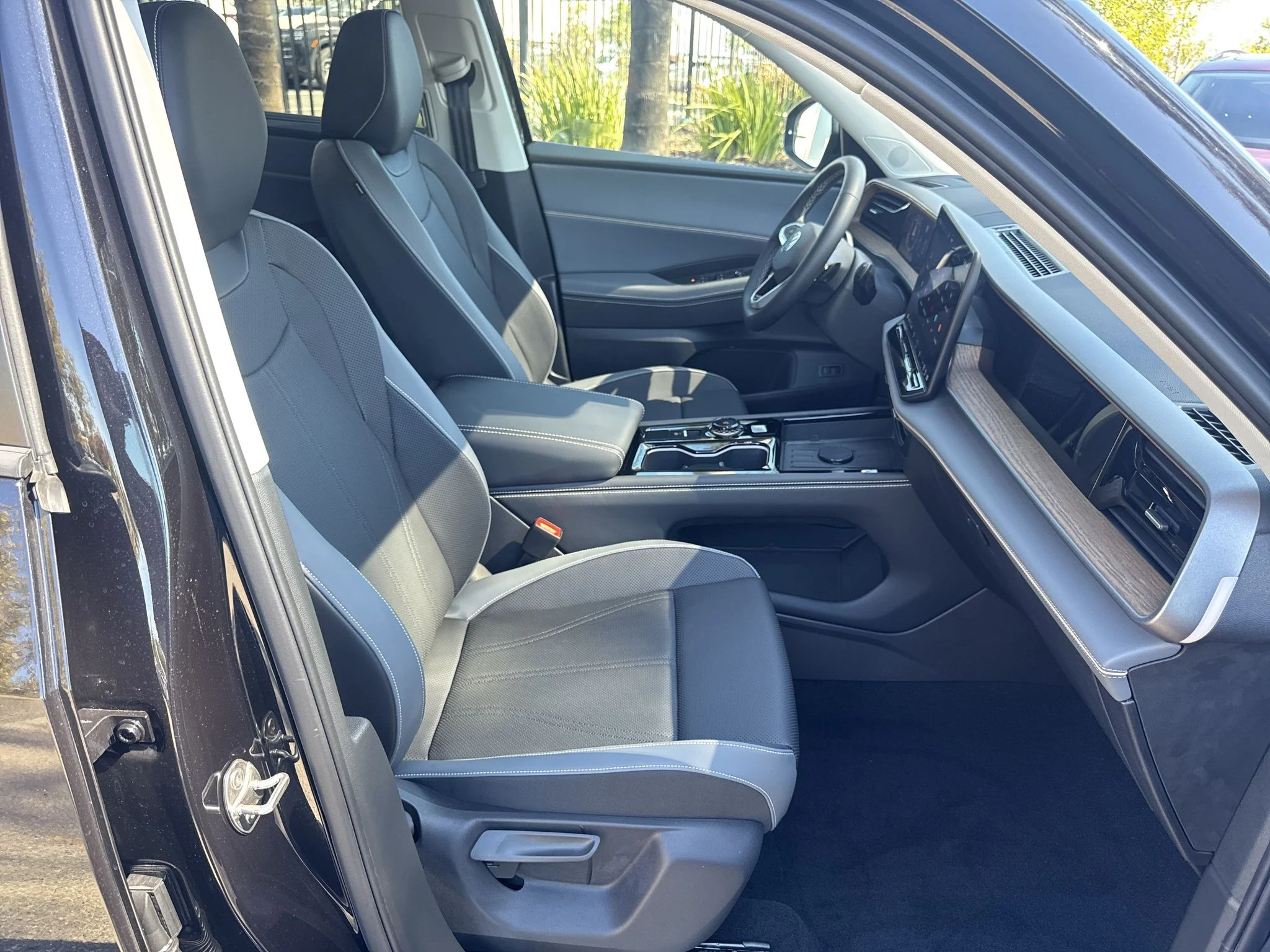 New 2027 Deep Black Pearl Volkswagen SE w/Technology image 19