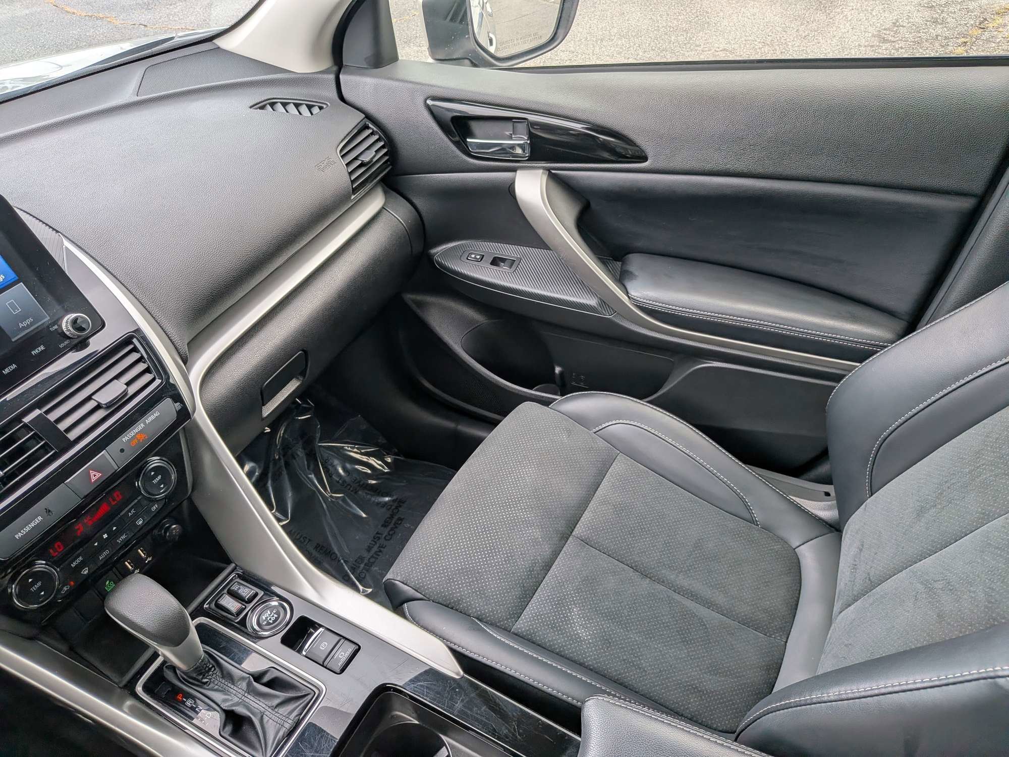 Used 2025 Silver Mitsubishi SE image 15