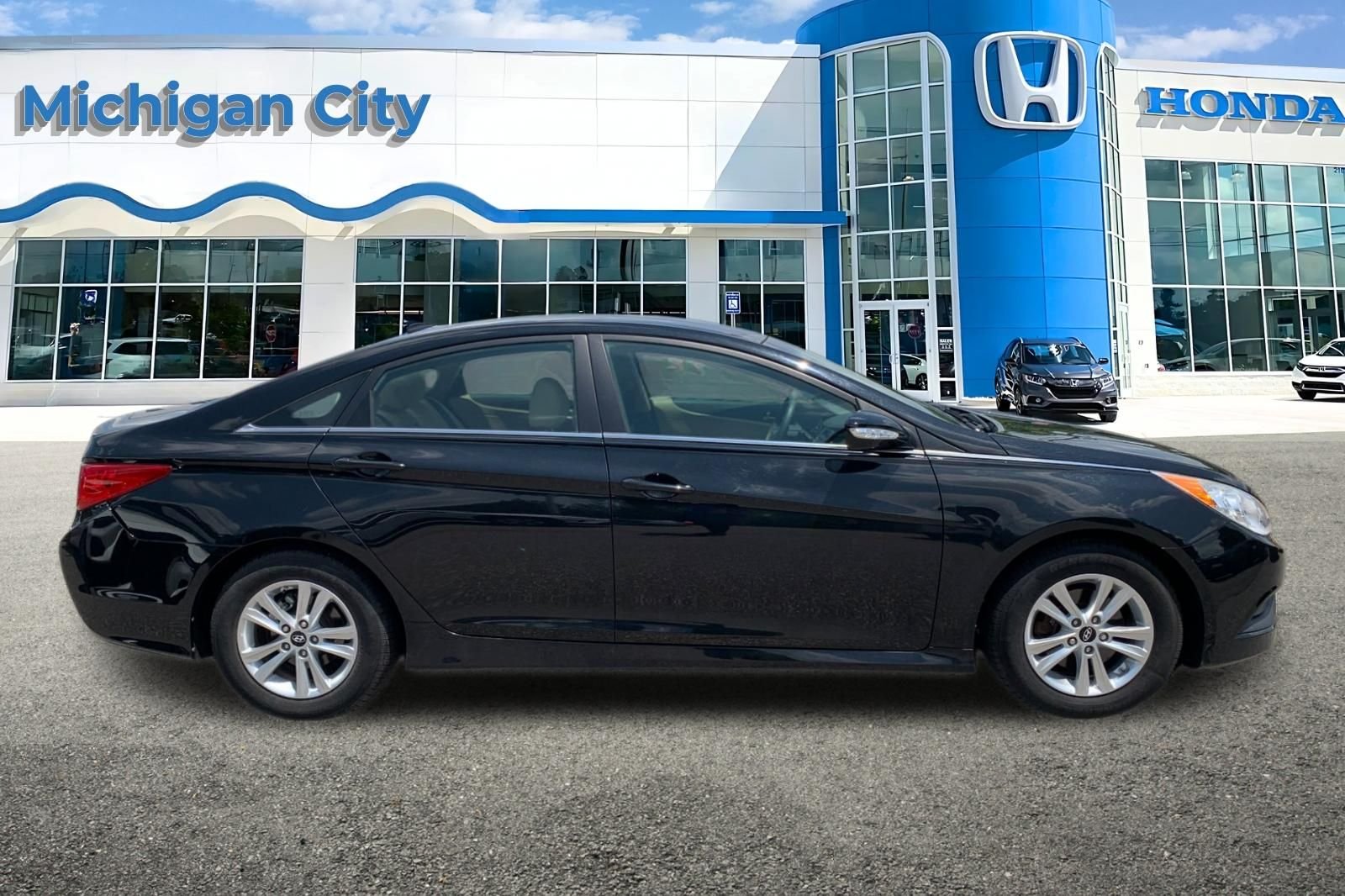 Used 2014 Black Hyundai GLS image 6