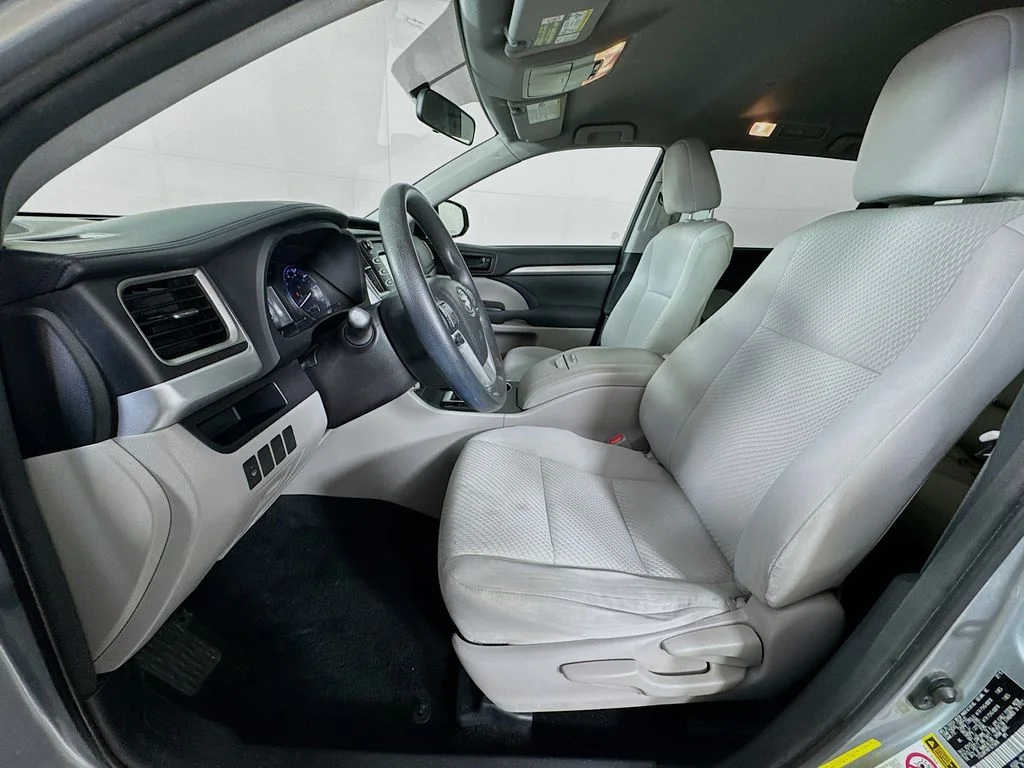 Used 2015 Silver Toyota LE image 23
