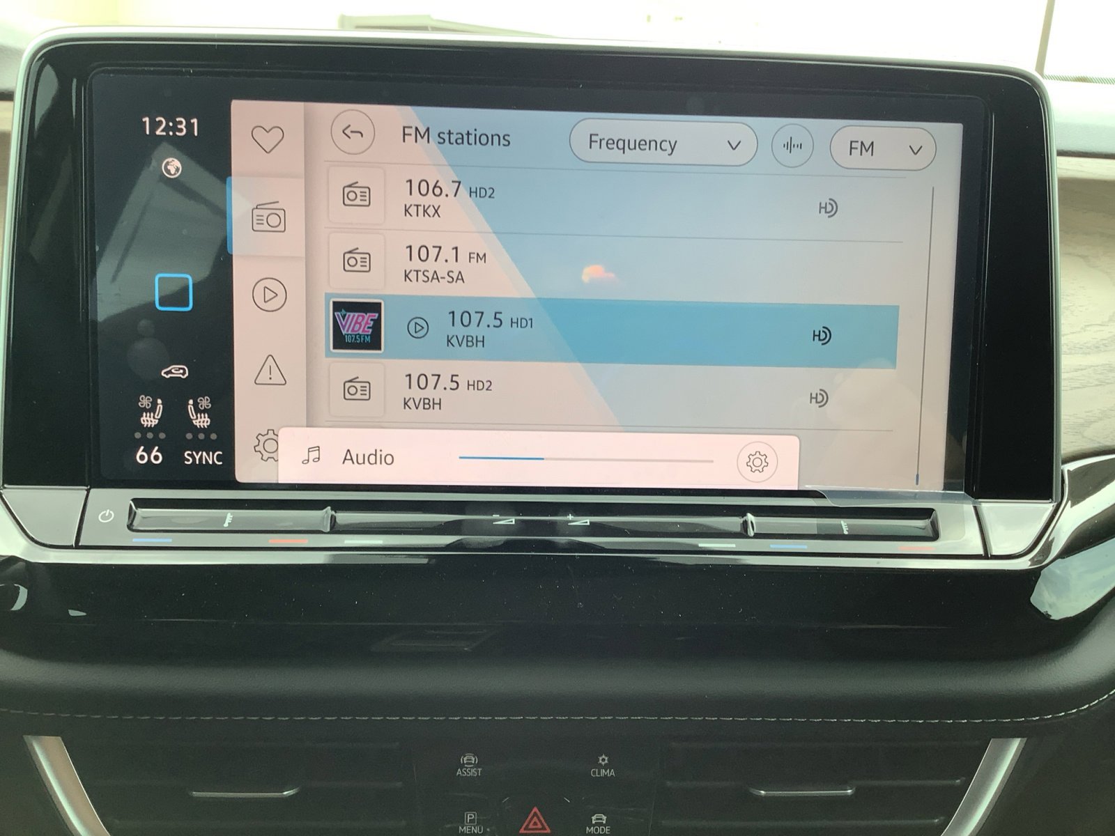 New 2025 Silver Mist Metallic Volkswagen 2.0T SE w/Technology image 16
