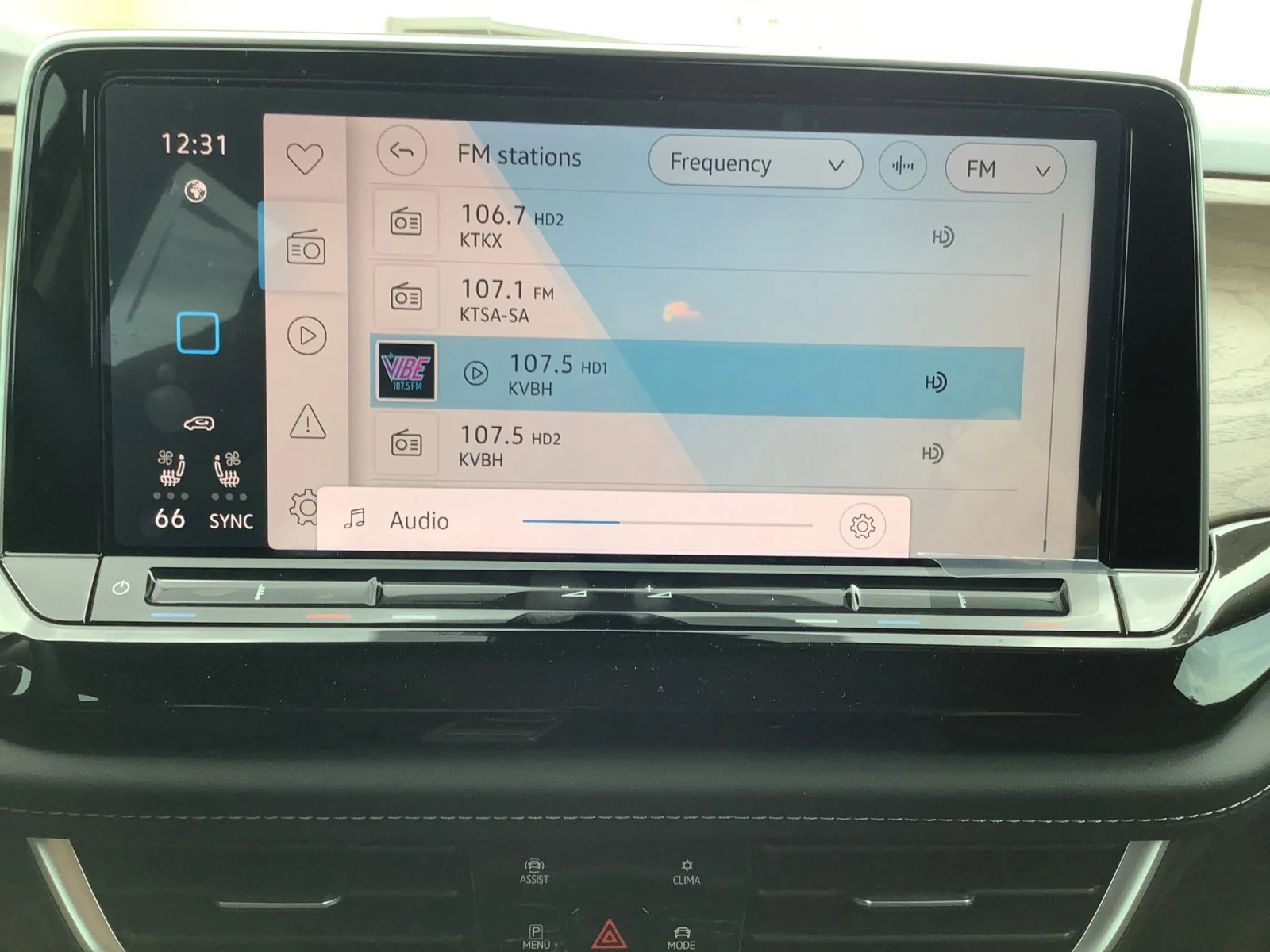 New 2025 Silver Mist Metallic Volkswagen 2.0T SE w/Technology image 16