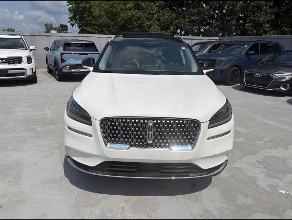 Used 2021 White Lincoln Standard image 2