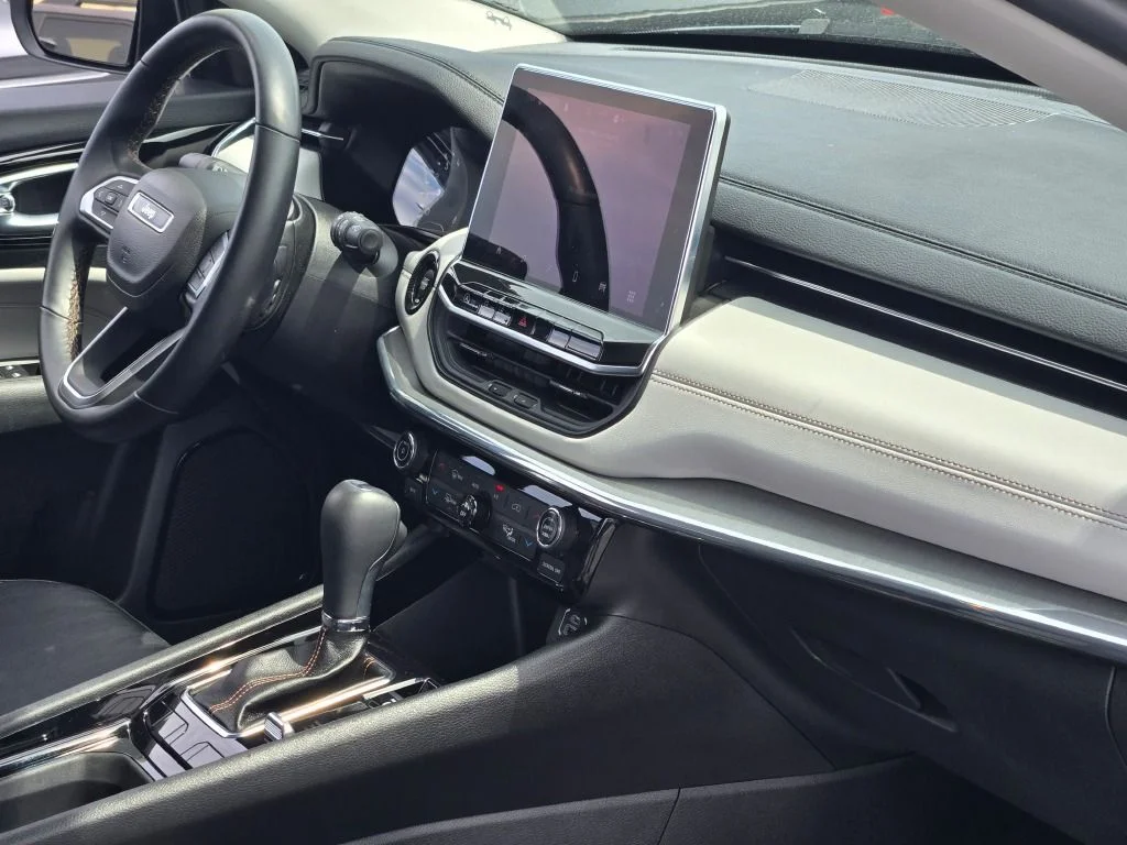 Used 2022 Silver Jeep Limited image 8
