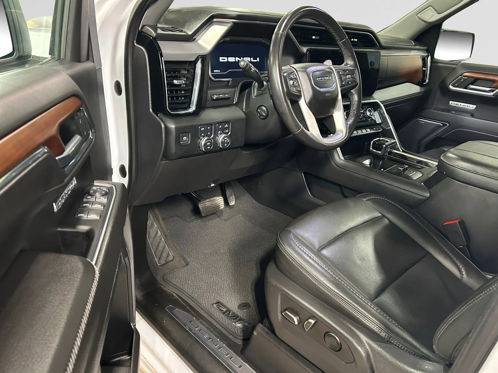 Used 2023 White GMC Denali Crew Cab image 13