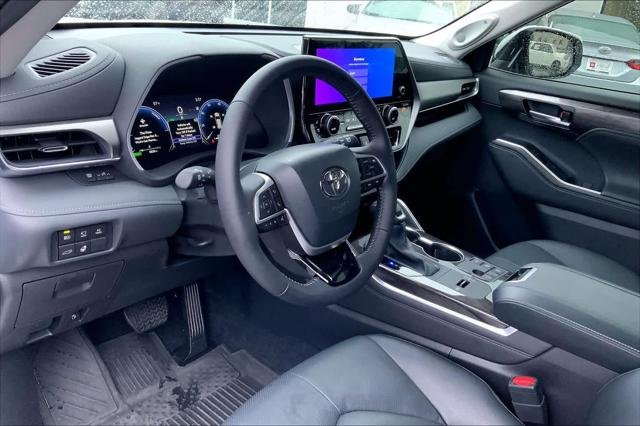 Certified Used 2025 WIND CHILL PEARL Toyota  image 17