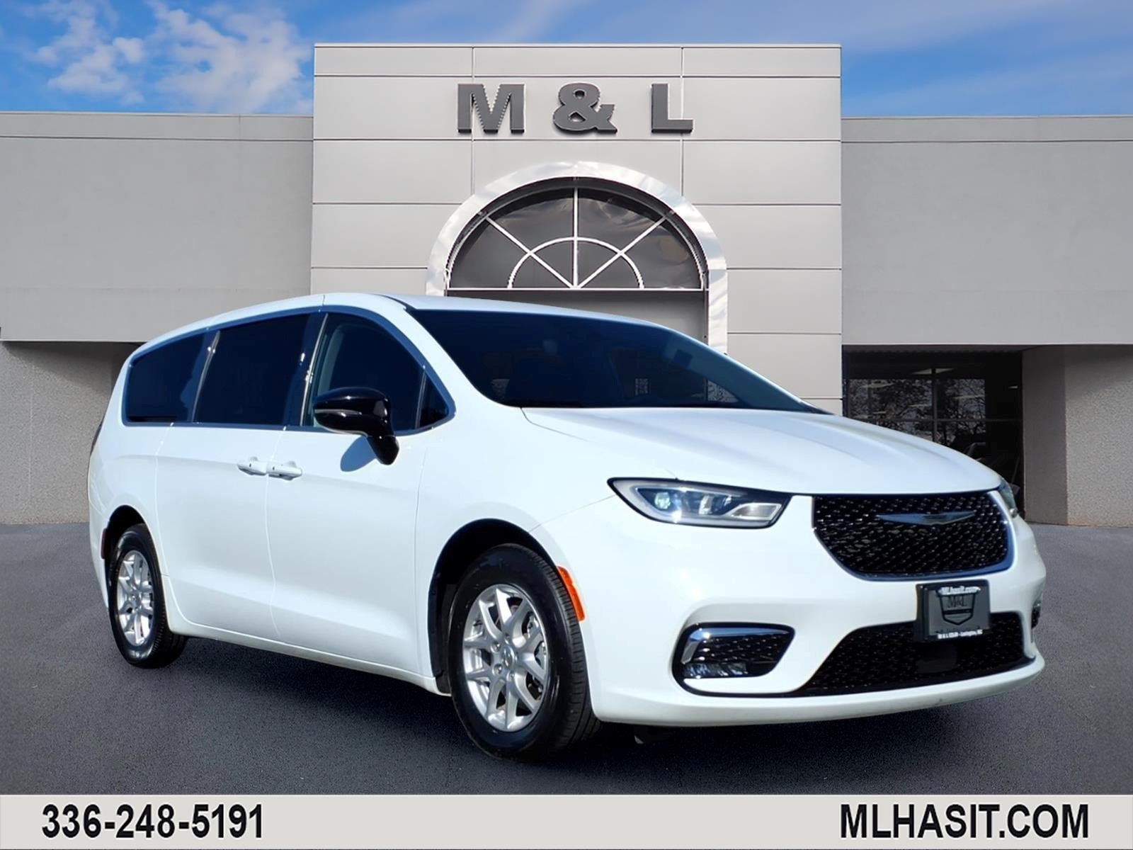 2024 Chrysler Pacifica Touring L's photo