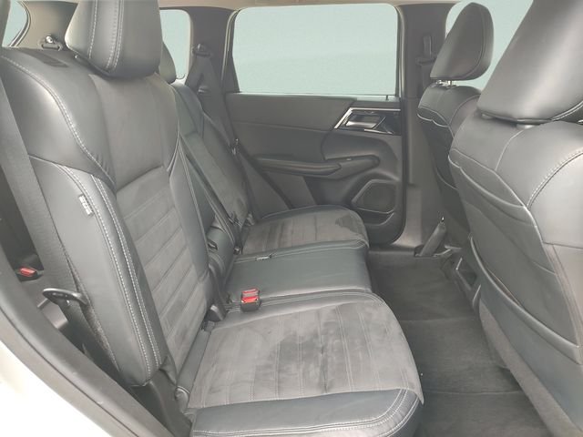 Used 2023 Silver Mitsubishi SE image 30