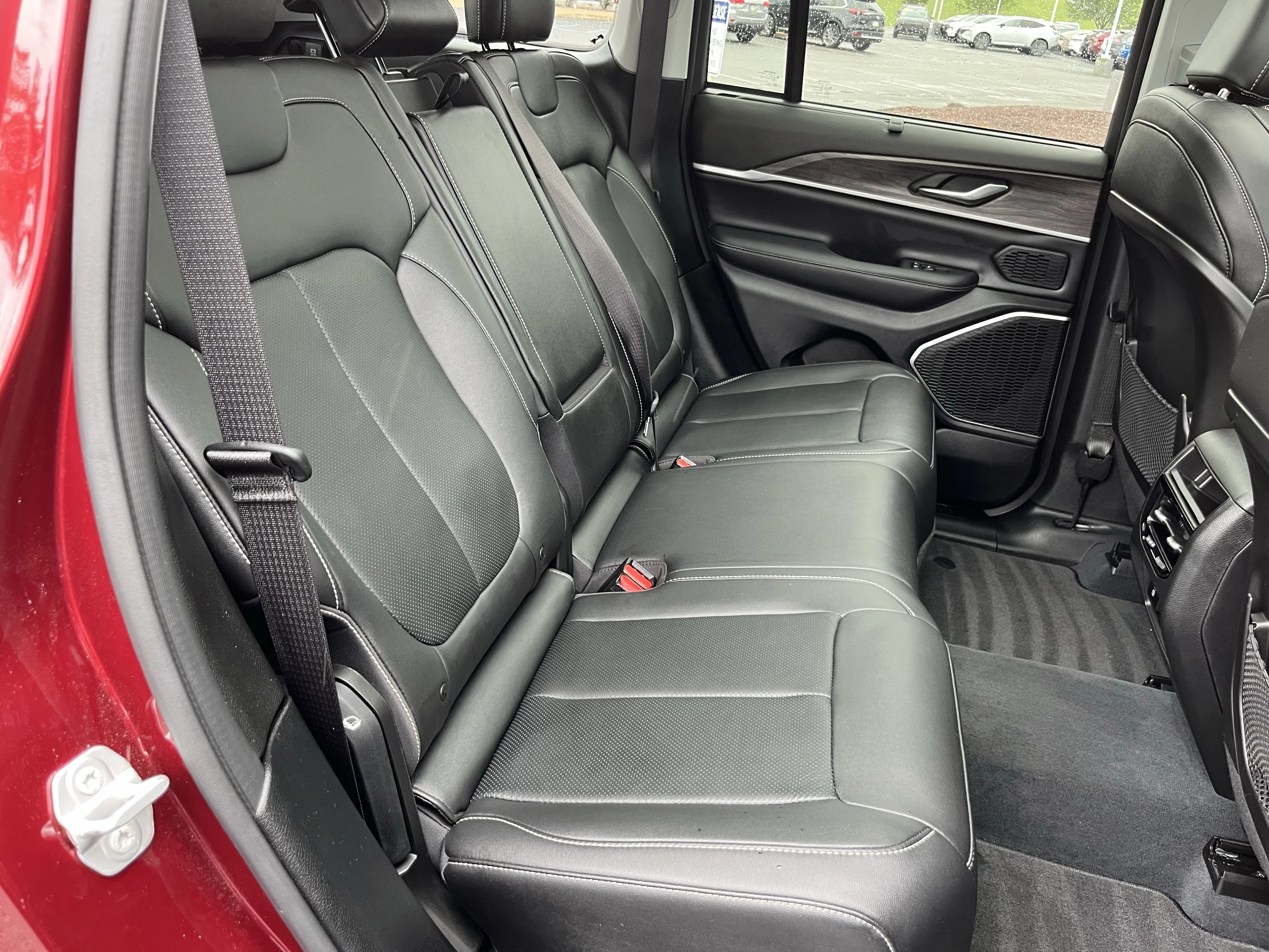 Used 2023 Velvet Jeep 4xe image 4