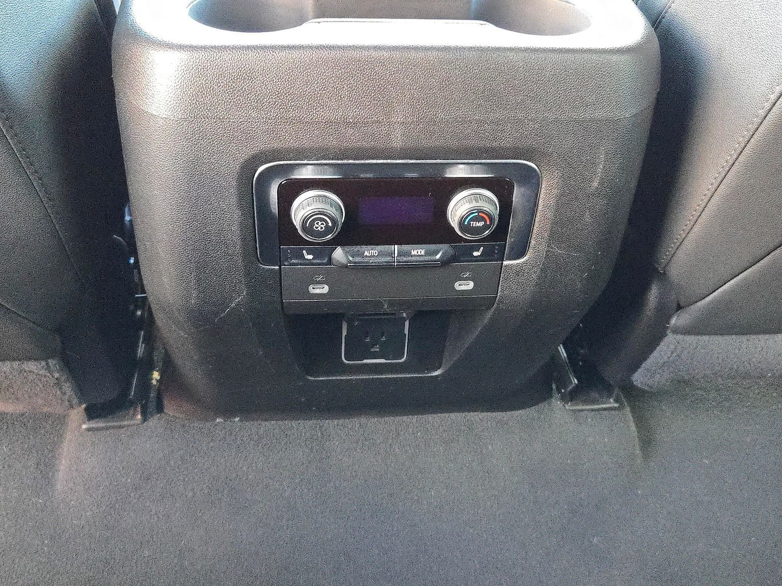 2024 Chevrolet Suburban Premier - Photo 8