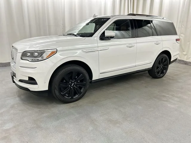 Used 2024 White Lincoln Reserve image 2