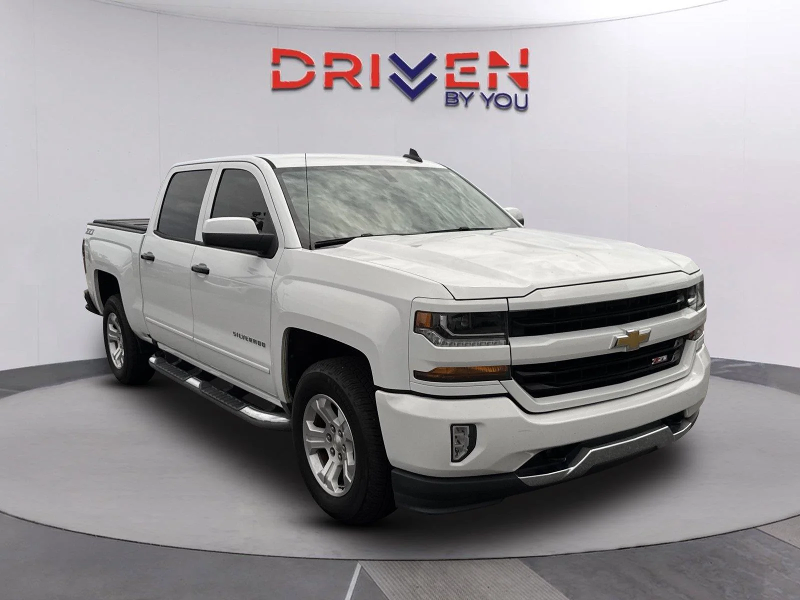 Used 2018 SUMMIT WHITE Chevrolet LT image 2