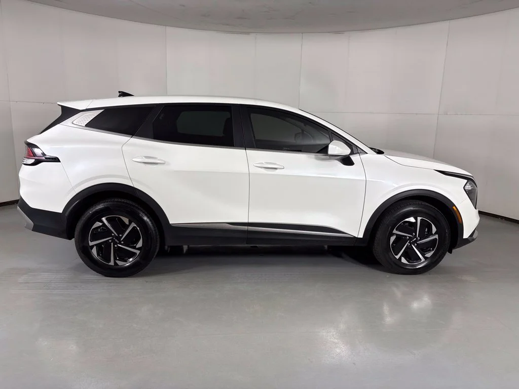 Used 2023 White Kia LX image 9