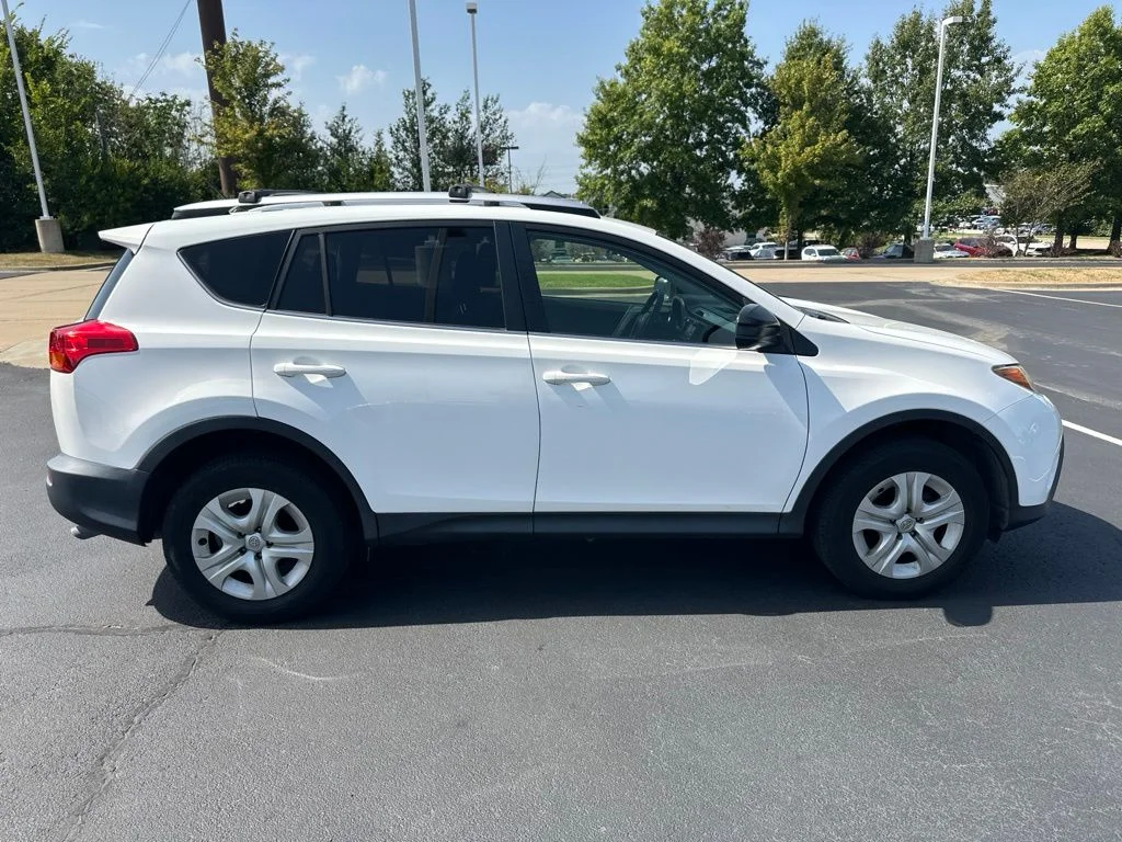 Used 2015 White Toyota LE image 15