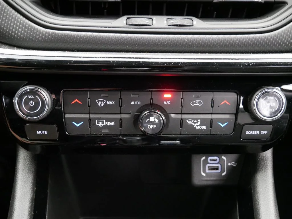 New 2026 Diamond Black Crystal Pearlcoat Jeep Latitude image 26