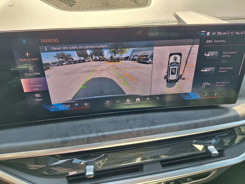 Used 2024 White BMW sDrive40i image 19