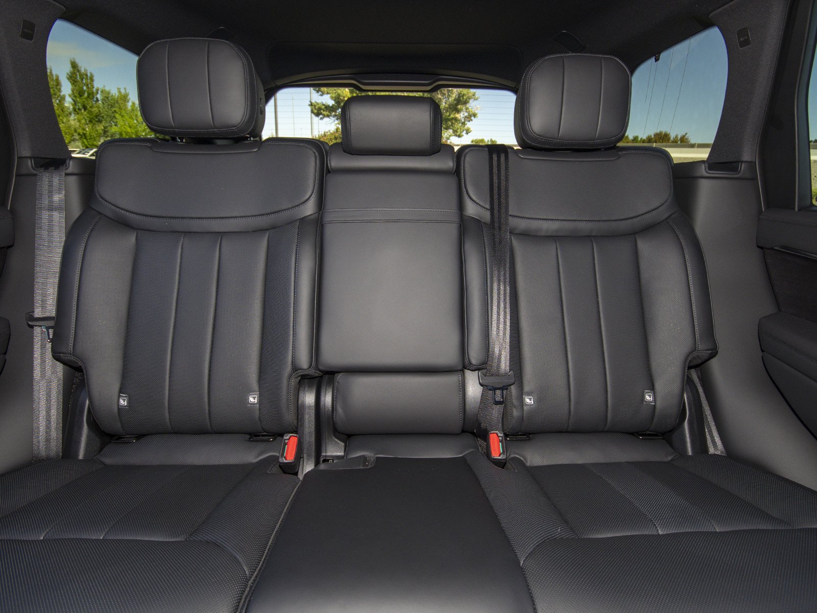 New 2026 Carpathian Grey Land Rover SE image 47