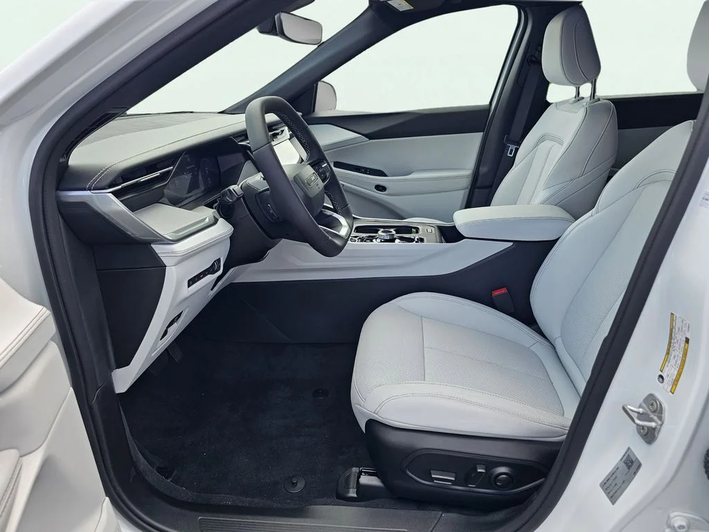 New 2026 Bright White Clear-Coat Exterior Paint Jeep Limited image 17