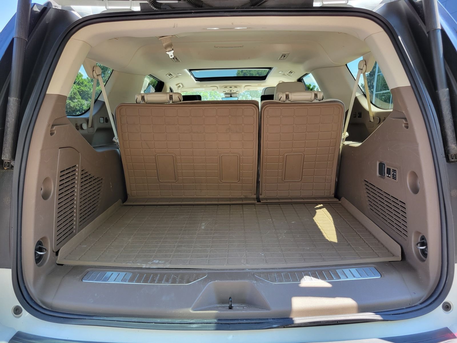 Used 2024 White GMC Denali image 31