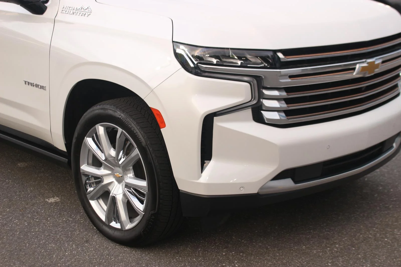 Used 2024 Iridescent Pearl Tricoat Chevrolet High Country image 9