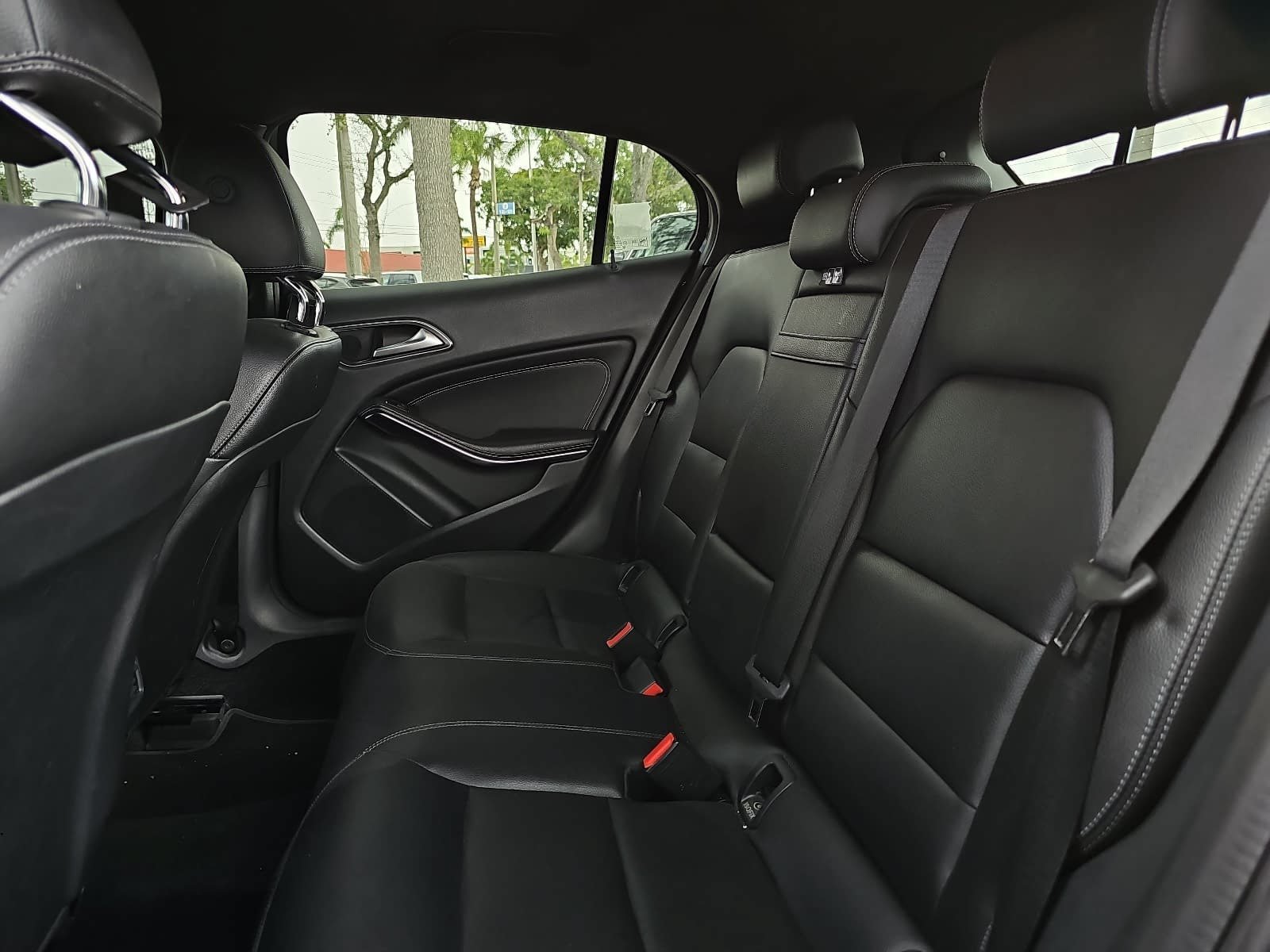 Used 2019 White Mercedes-Benz GLA 250 image 13