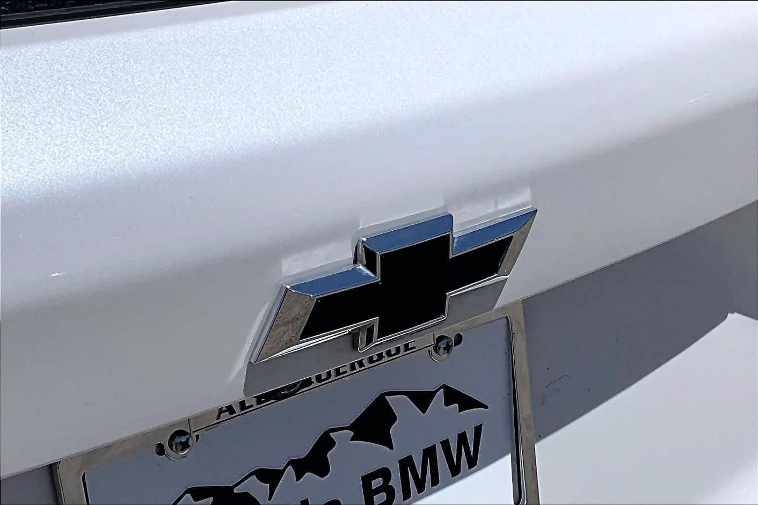 Used 2025 Iridescent Pearl Tricoat Chevrolet FWD RS image 28