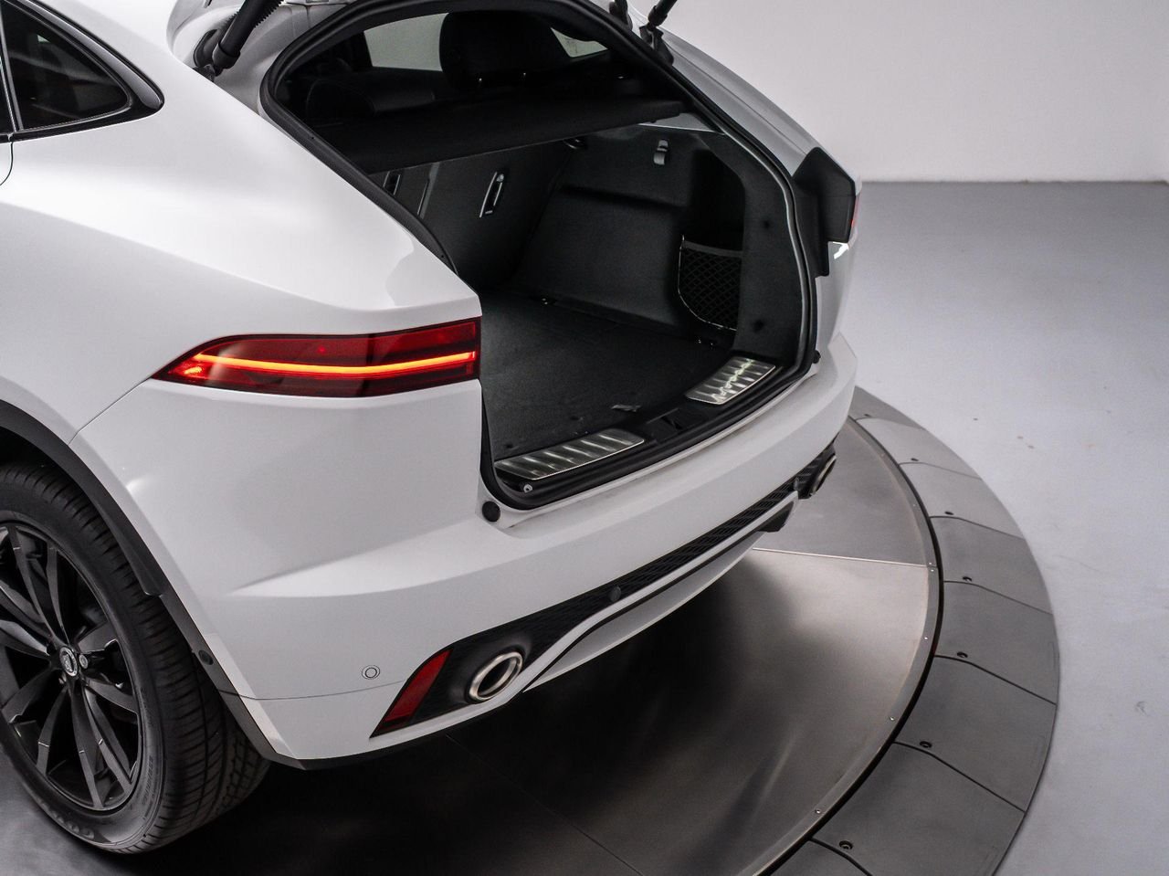 2024 Jaguar E-Pace R-DYNAMIC SE - Photo 32