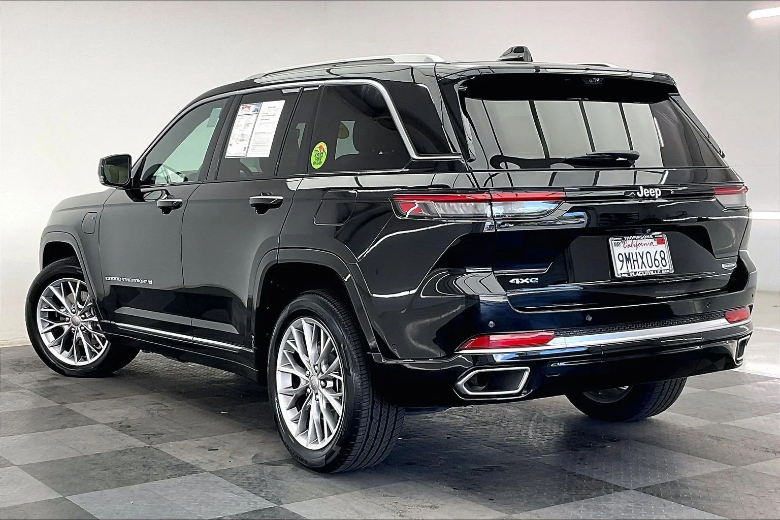 Used 2022 Diamond Black Crystal Pearlcoat Jeep Summit 4xe image 10
