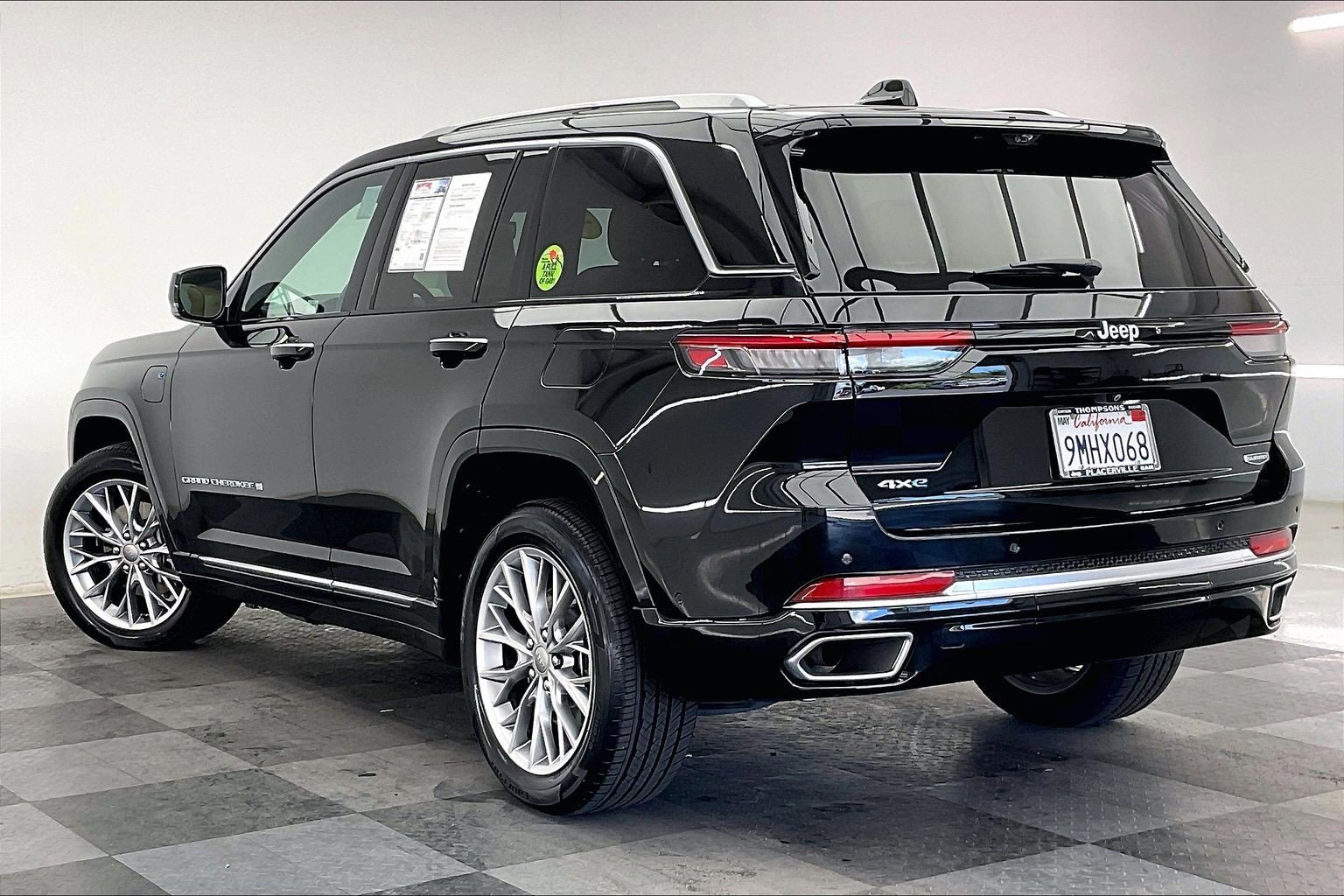 Used 2022 Diamond Black Crystal Pearlcoat Jeep Summit 4xe image 10