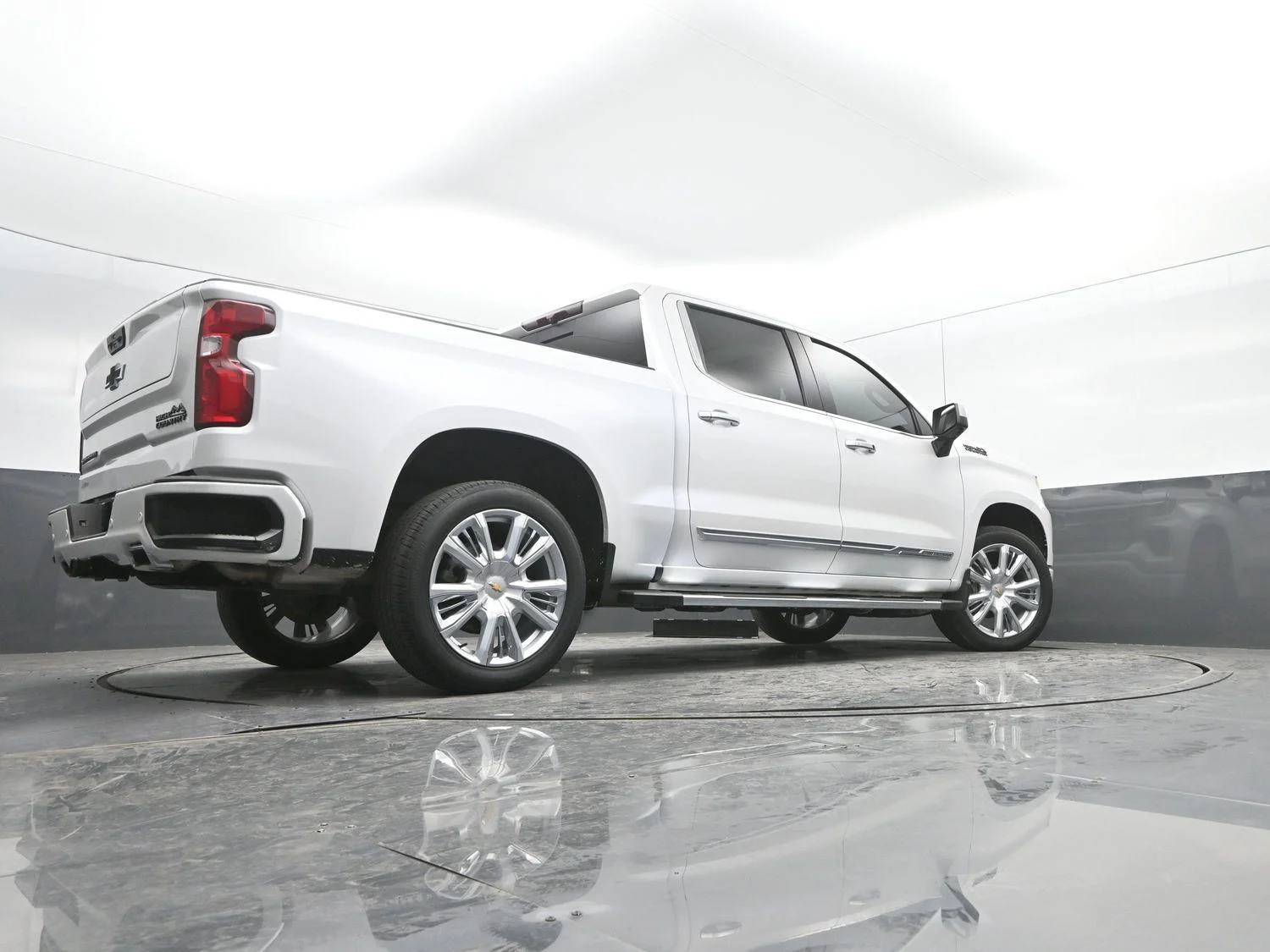 Used 2023 Iridescent Pearl Tricoat Chevrolet High Country image 39